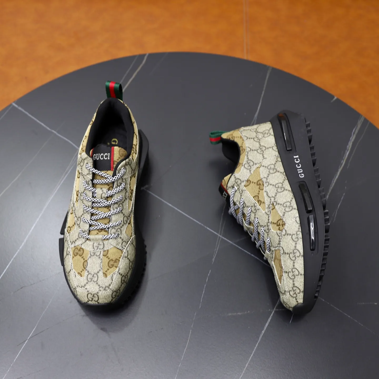 Men's shoes: 462💰🙅‍♂️🙅‍♂️🙅‍♂️ Brand: GUCCI Standard code: 38-44 (45 customized) Grade: Same as the official website Material: Original leather splicing Comfortable and breathable lining Original wear-resistant outsole Style category: Men's fashionable casual shoes Running sneakers Noble luxury brand elements Top luxury Color: actual picture color